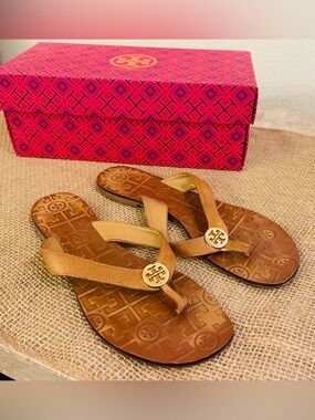 Tory Burch Thora Tan Leather Logo Thong Sandals with Gold Emblem size 8